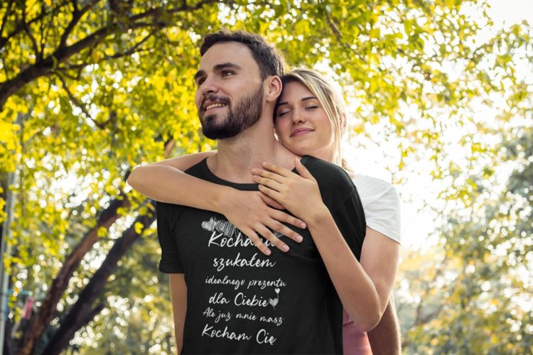 KOSZULKA NA WALENTYNKI PREZENT DLA CHŁOPAKA KOCHANIE SZUKAŁEM IDEALNEGO PREZENTU DLA CIEBIE, ALE JUŻ MASZ MNIE