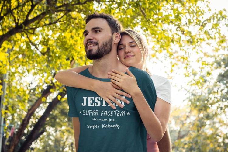 KOSZULKA NA WALENTYNKI PREZENT DLA CHŁOPAKA JESTEM SUPER FACETEM ALE MAM JUŻ SUPER KOBIETĘ