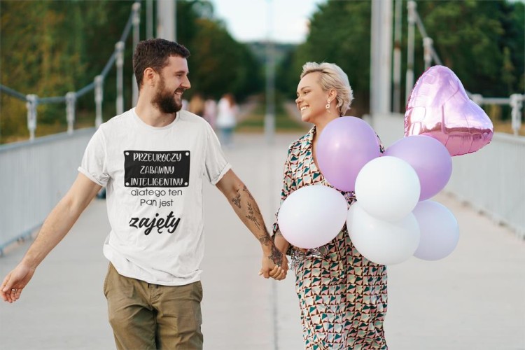 KOSZULKA NA WALENTYNKI PREZENT DLA CHŁOPAKA PRZEUROCZY ZABAWNY INTELIGENTNY, DLATEGO TEN PAN JEST JUŻ ZAJĘTY