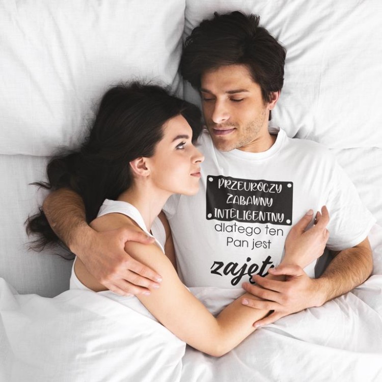 KOSZULKA NA WALENTYNKI PREZENT DLA CHŁOPAKA PRZEUROCZY ZABAWNY INTELIGENTNY, DLATEGO TEN PAN JEST JUŻ ZAJĘTY