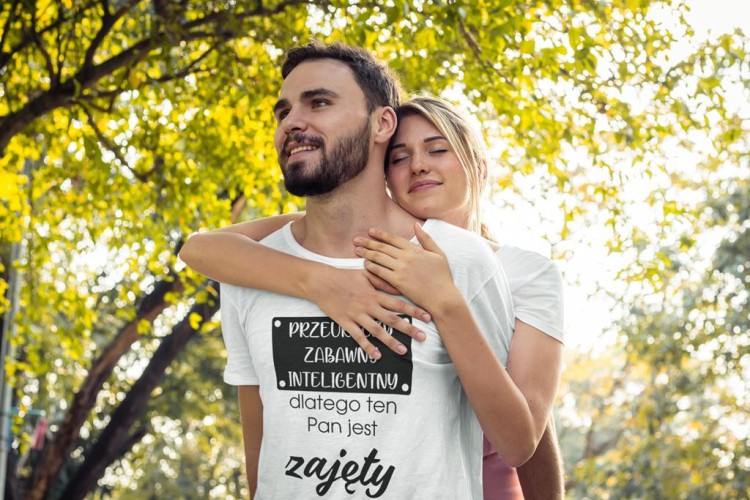 KOSZULKA NA WALENTYNKI PREZENT DLA CHŁOPAKA PRZEUROCZY ZABAWNY INTELIGENTNY, DLATEGO TEN PAN JEST JUŻ ZAJĘTY