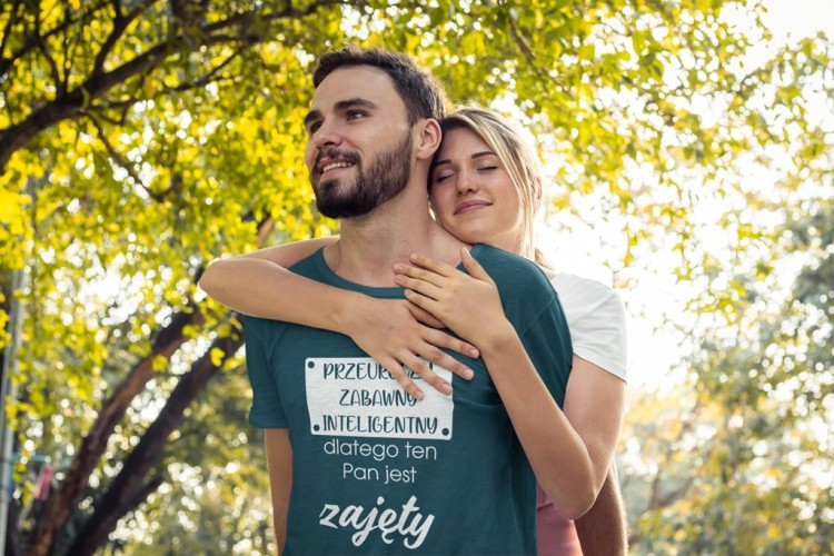 KOSZULKA NA WALENTYNKI PREZENT DLA CHŁOPAKA PRZEUROCZY ZABAWNY INTELIGENTNY, DLATEGO TEN PAN JEST JUŻ ZAJĘTY