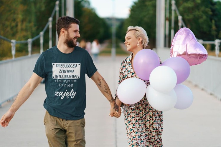 KOSZULKA NA WALENTYNKI PREZENT DLA CHŁOPAKA PRZEUROCZY ZABAWNY INTELIGENTNY, DLATEGO TEN PAN JEST JUŻ ZAJĘTY