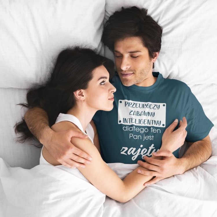 KOSZULKA NA WALENTYNKI PREZENT DLA CHŁOPAKA PRZEUROCZY ZABAWNY INTELIGENTNY, DLATEGO TEN PAN JEST JUŻ ZAJĘTY