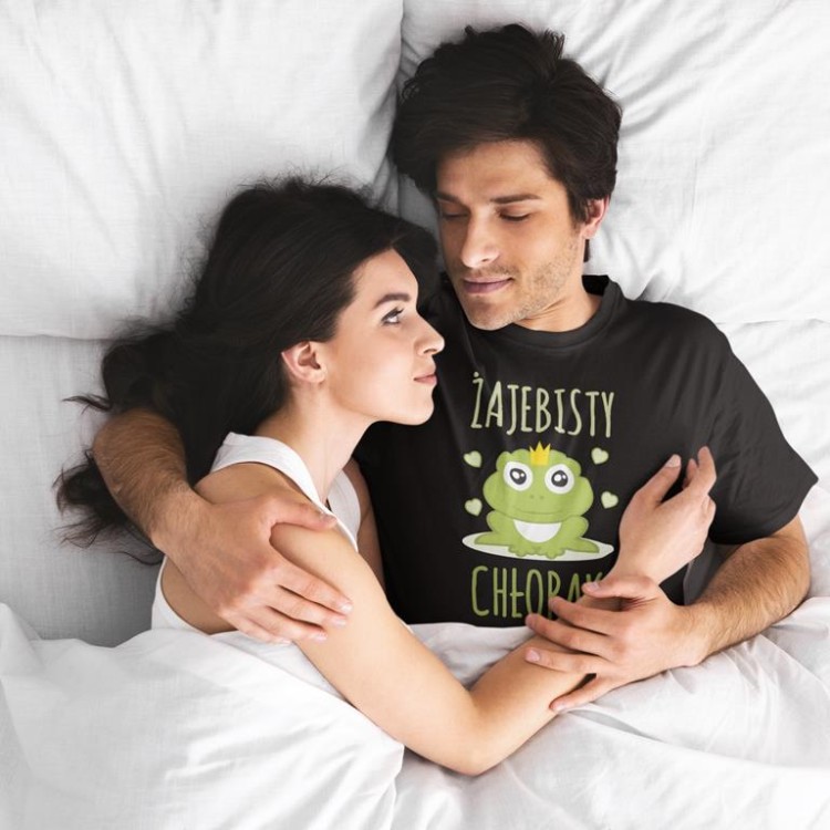 t-shirt-mockup-of-a-young-man-lying-with-his-wife-in-bed-m3447-r-el2-2-kopia (Copy).jpg