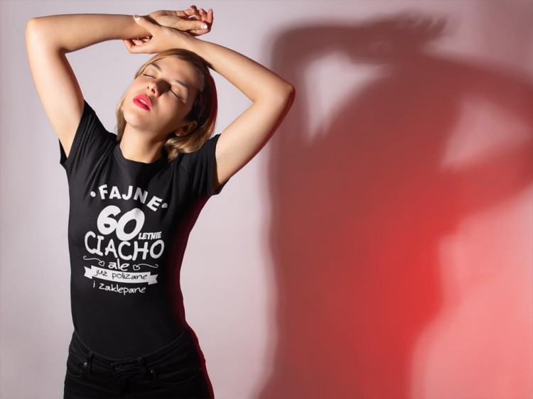 KOSZULKA NA 60 URODZINY FAJNE 60 LETNIE CIACHO ALE JUZ POLIZANE I ZAKLEPANE (1).jpg