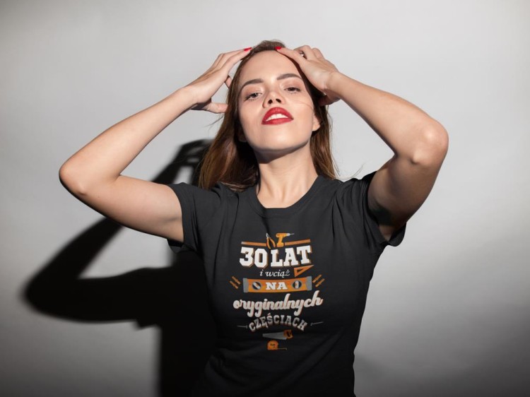 KOSZULKA DLA KOBIETY NA 30 URODZINY 30 LAT I WCIĄŻ NA ORYGINALNYCH CZĘŚCIACH (6).jpg