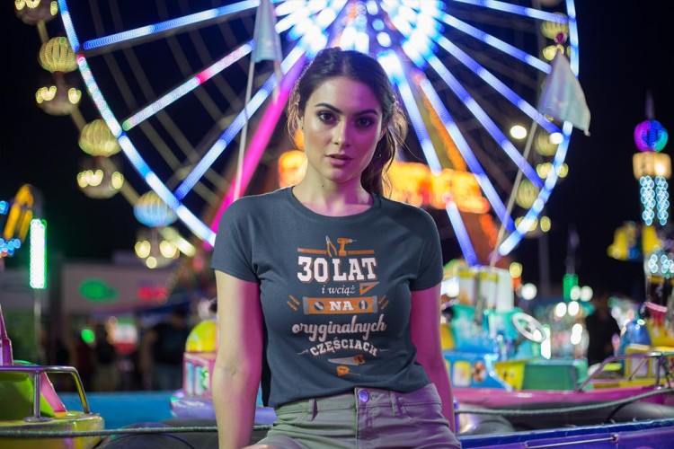 KOSZULKA DLA KOBIETY NA 30 URODZINY 30 LAT I WCIĄŻ NA ORYGINALNYCH CZĘŚCIACH  (7).jpg