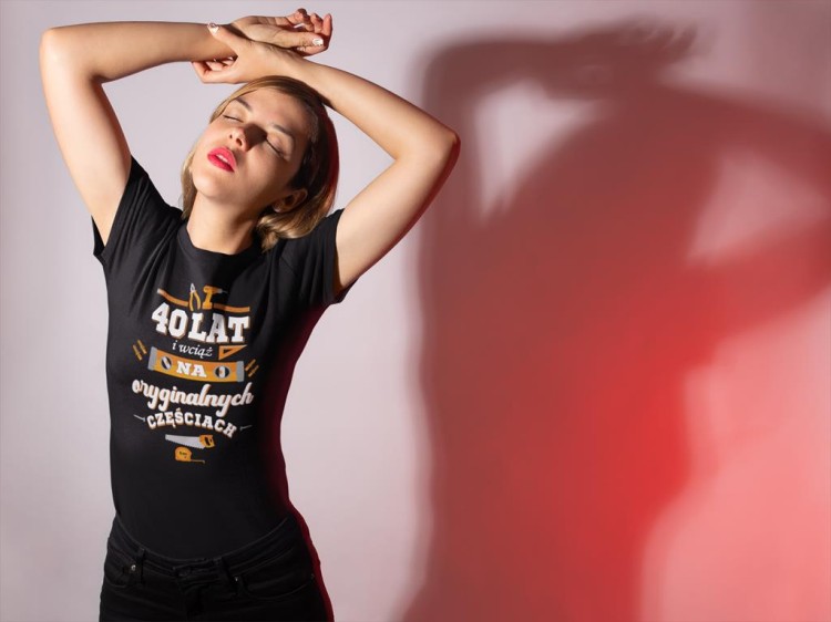 KOSZULKA DLA KOBIETY NA 40 URODZINY 40 LAT I WCIĄŻ NA ORYGINALNYCH CZĘŚCIACH (3).jpg