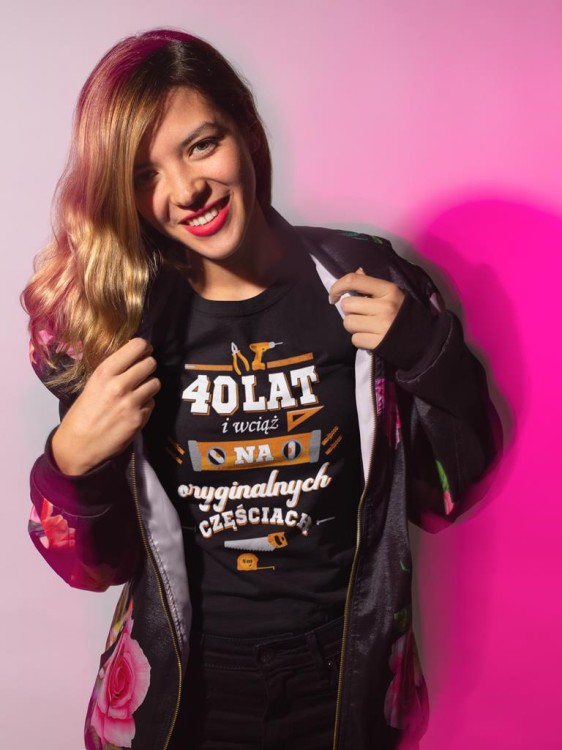 KOSZULKA DLA KOBIETY NA 40 URODZINY 40 LAT I WCIĄŻ NA ORYGINALNYCH CZĘŚCIACH (4).jpg