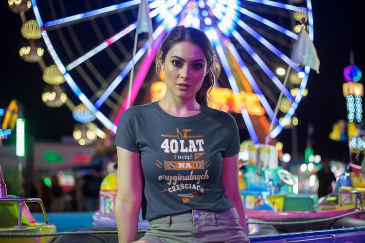 KOSZULKA DLA KOBIETY NA 40 URODZINY 40 LAT I WCIĄŻ NA ORYGINALNYCH CZĘŚCIACH (5).jpg