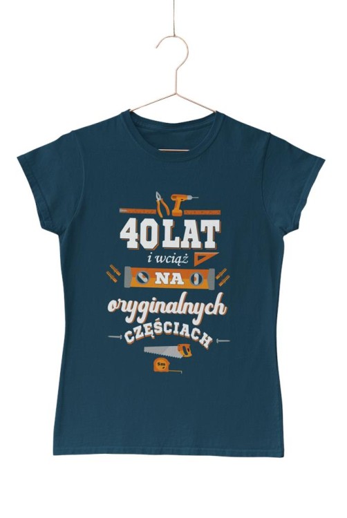 KOSZULKA DLA KOBIETY NA 40 URODZINY 40 LAT I WCIĄŻ NA ORYGINALNYCH CZĘŚCIACH (1).jpg