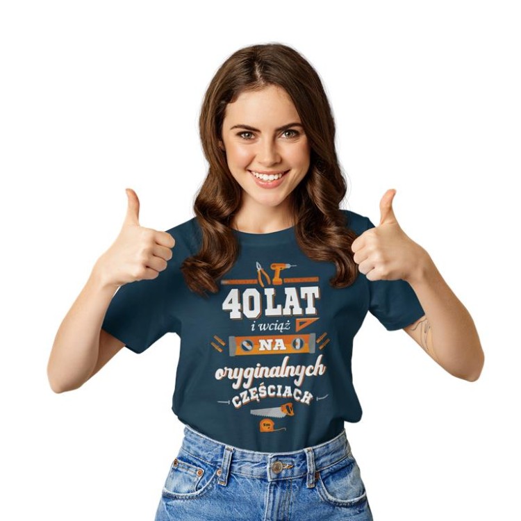 KOSZULKA DLA KOBIETY NA 40 URODZINY 40 LAT I WCIĄŻ NA ORYGINALNYCH CZĘŚCIACH (2).jpg
