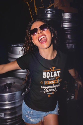 KOSZULKA DLA KOBIETY NA 50 URODZINY 50 LAT I WCIĄŻ NA ORYGINALNYCH CZĘŚCIACH  (6).jpg