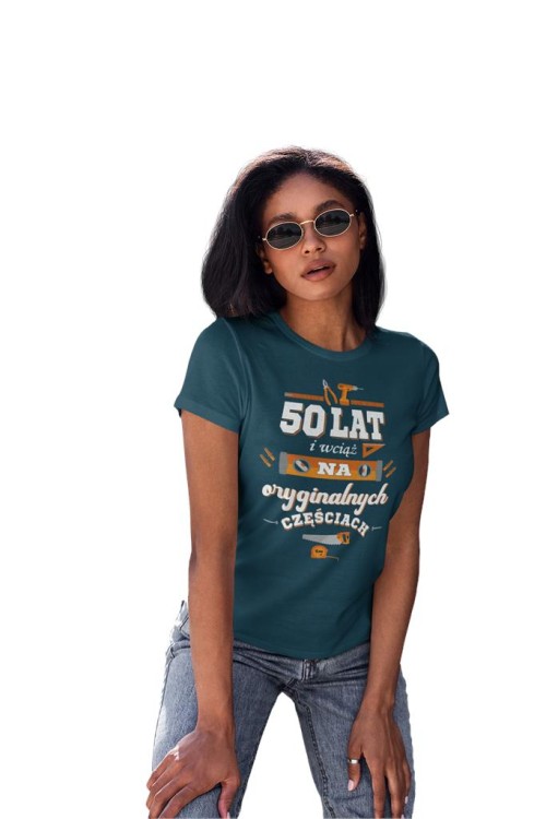 KOSZULKA DLA KOBIETY NA 50 URODZINY 50 LAT I WCIĄŻ NA ORYGINALNYCH CZĘŚCIACH   (1).jpg