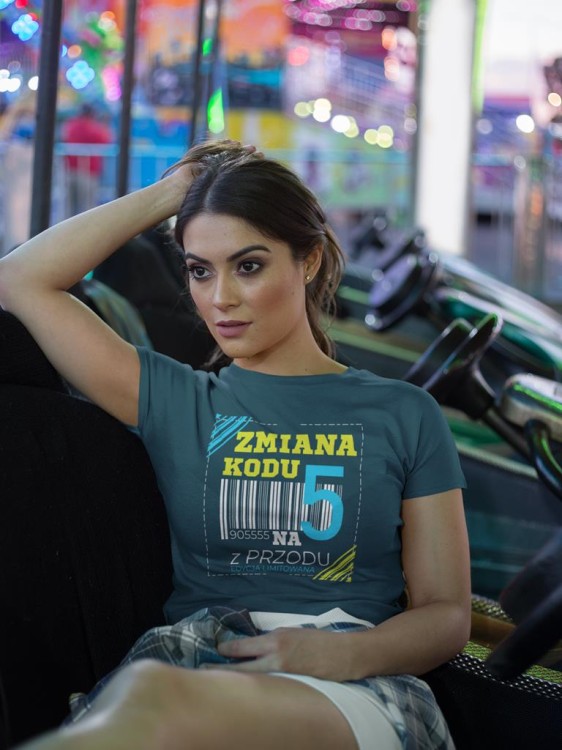 KOSZULKA DLA KOBIETY NA 50 URODZINY ZMIANA KODU NA 5 Z PRZODU DTF (4).jpg