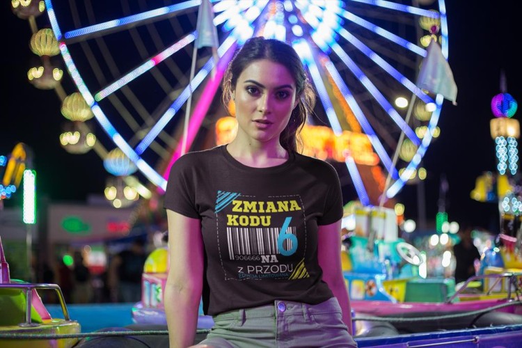 KOSZULKA DLA KOBIETY NA 60 URODZINY ZMIANA KODU NA 6 Z PRZODU DTF (3).jpg