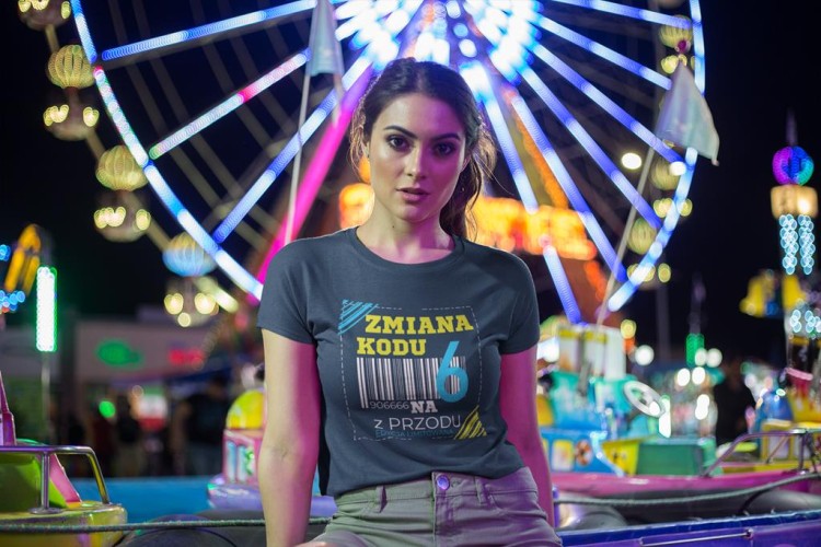 KOSZULKA DLA KOBIETY NA 60 URODZINY ZMIANA KODU NA 6 Z PRZODU DTF (3).jpg