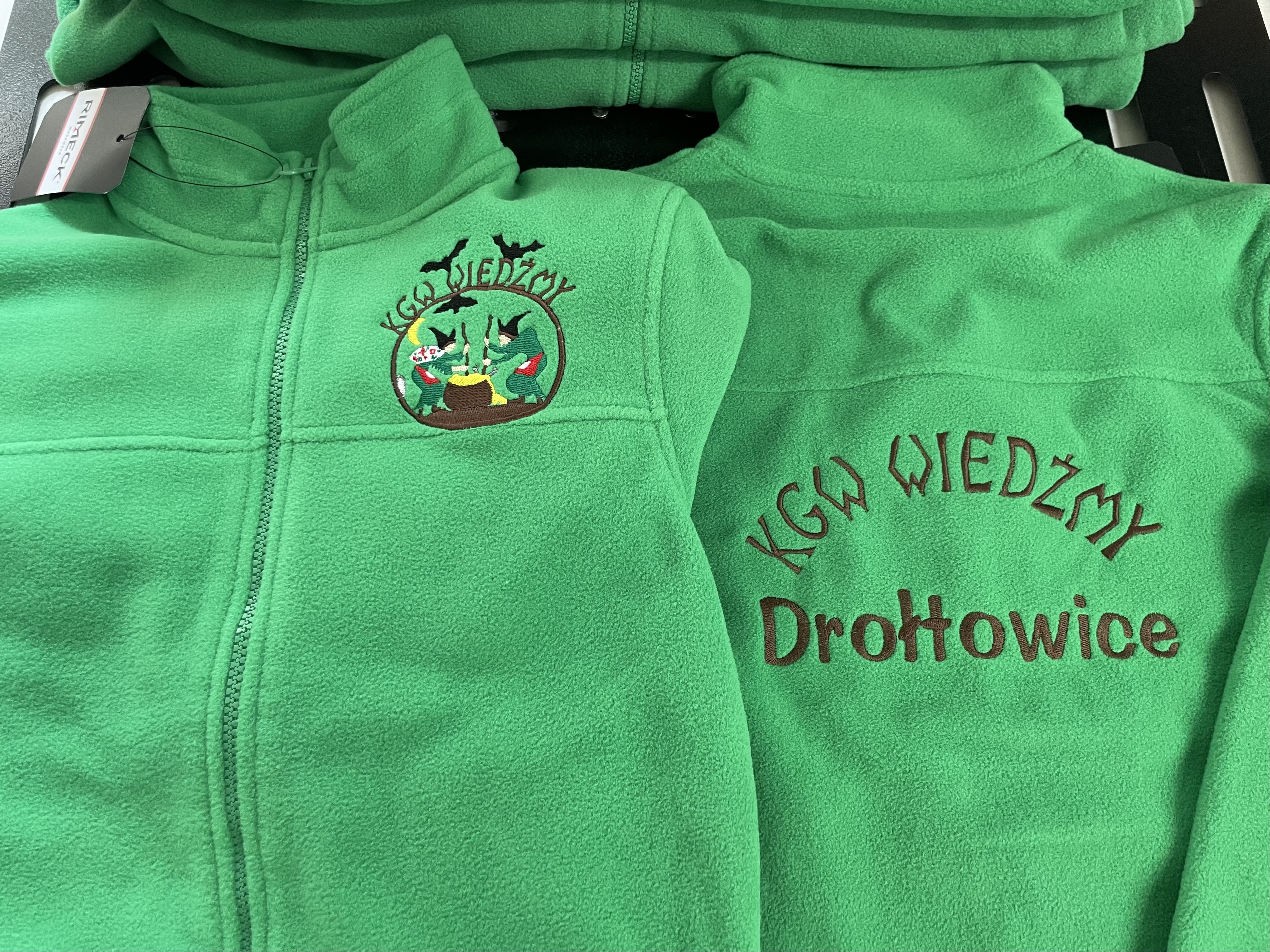 Zielone polary KGW Wiedźmy Drołtowice z haftem na piersi i plecach — realizacja Drukomy